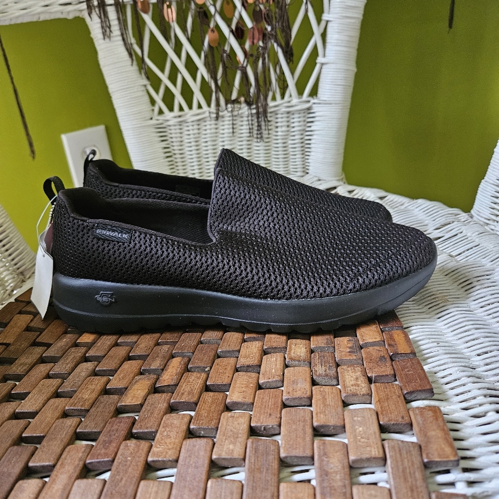NWT Skechers Goga Max Go WALK SIZE 10 WIDE